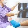 fractura-osea-del-pie-y-la-pierna-en-un-paciente-masculino-que-esta-siendo-examinado-por-una-doctora-en-un-hospital