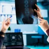 la-reunion-del-medico-con-un-paciente-para-discutir-los-resultados-de-las-pruebas-medicas-en-un-gabinete (1)