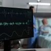 monitor-en-la-sala-del-hospital-que-muestra-bmp-del-paciente